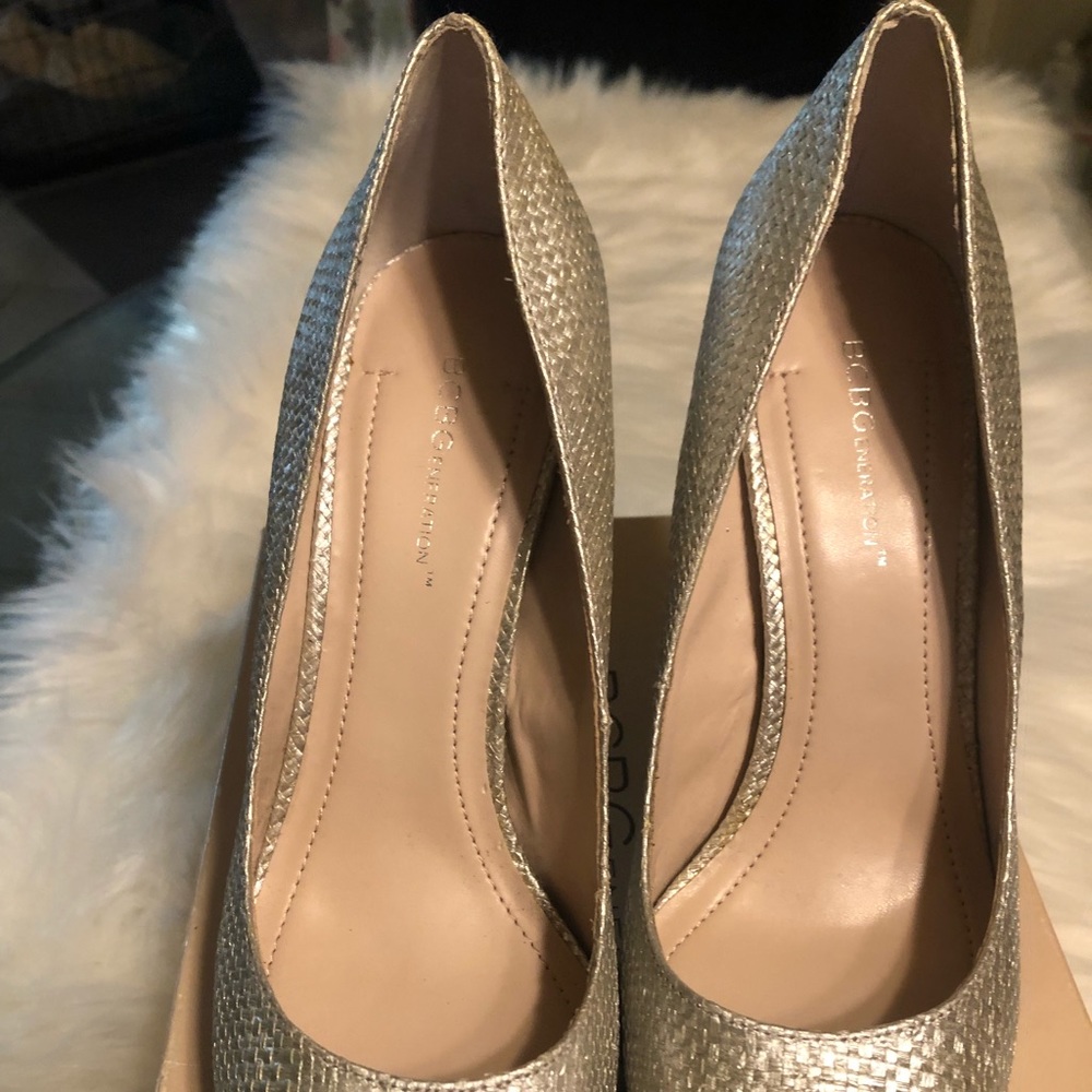 Lightly Worn! - Bcbgeneration Silver Classic Pump… - image 4